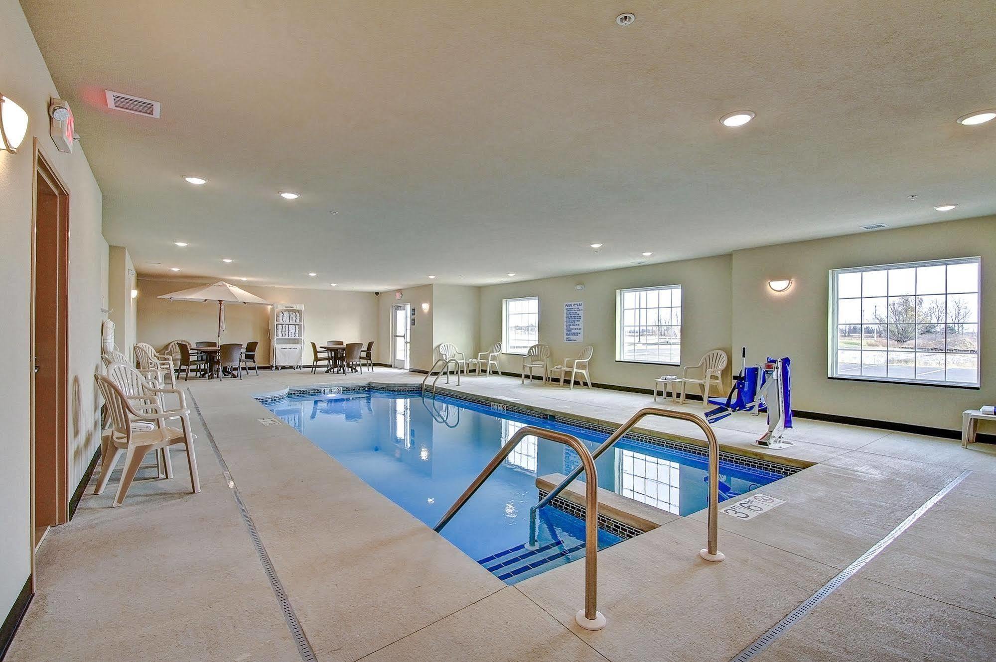 Cobblestone Hotel & Suites Pulaski/Green Bay Esterno foto